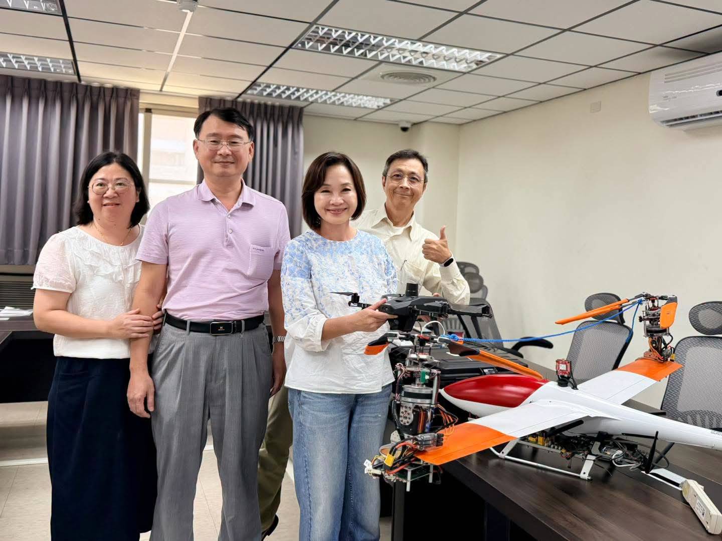 參訪藏識科技 柯志恩：高雄無人機不能只做代工組裝 應掌握「大腦」核心技術封面